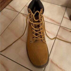 Women boots barely worn